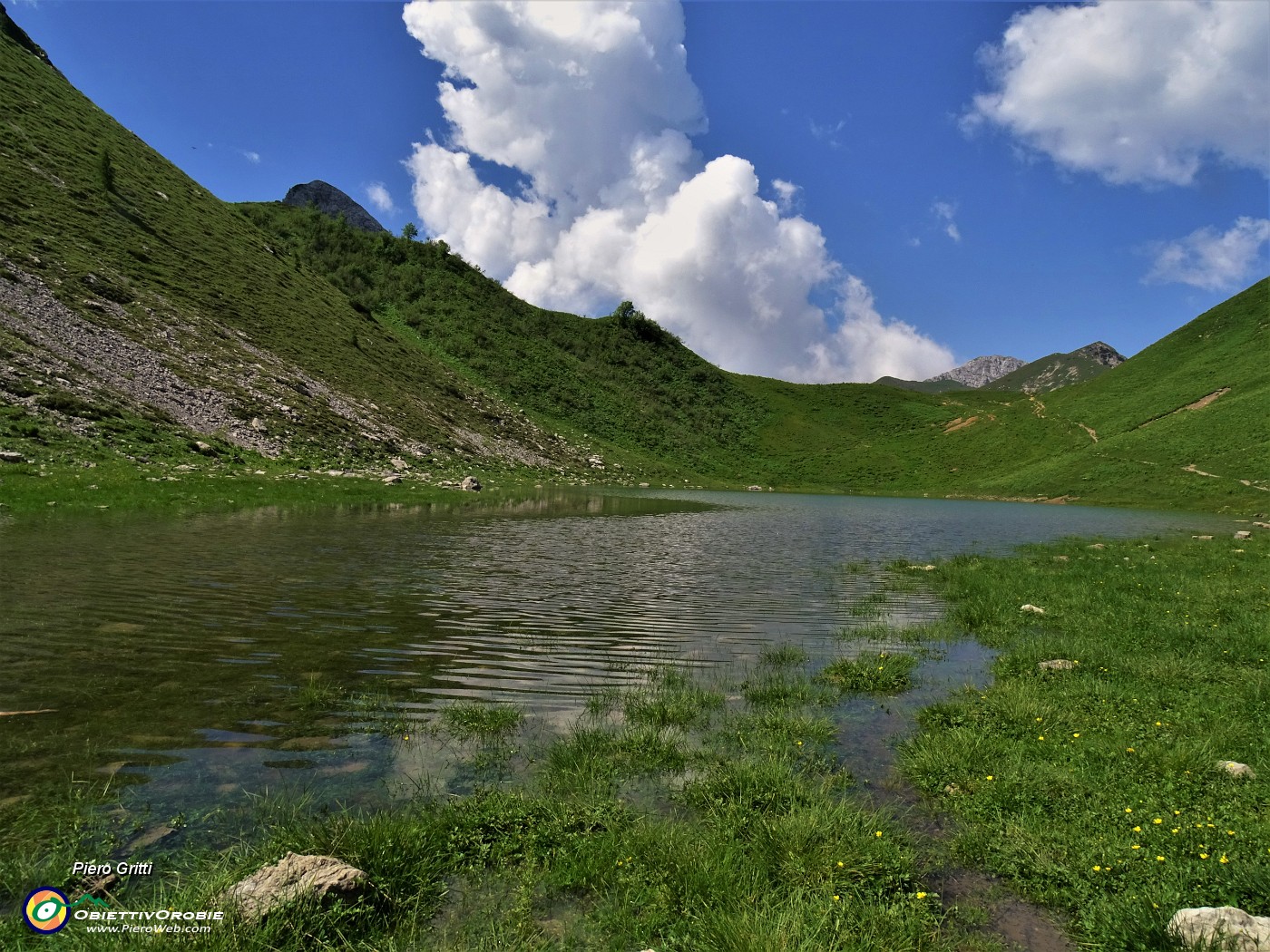 47 Panoramica sul Lago Branchino (1784 m) con vista sul Passo Branchino (1821 m).JPG